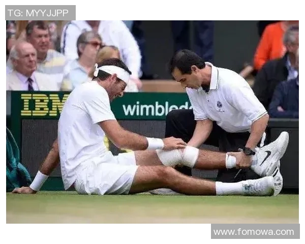 足球明星因伤打石膏休战球迷心痛期待他早日复出重返赛场